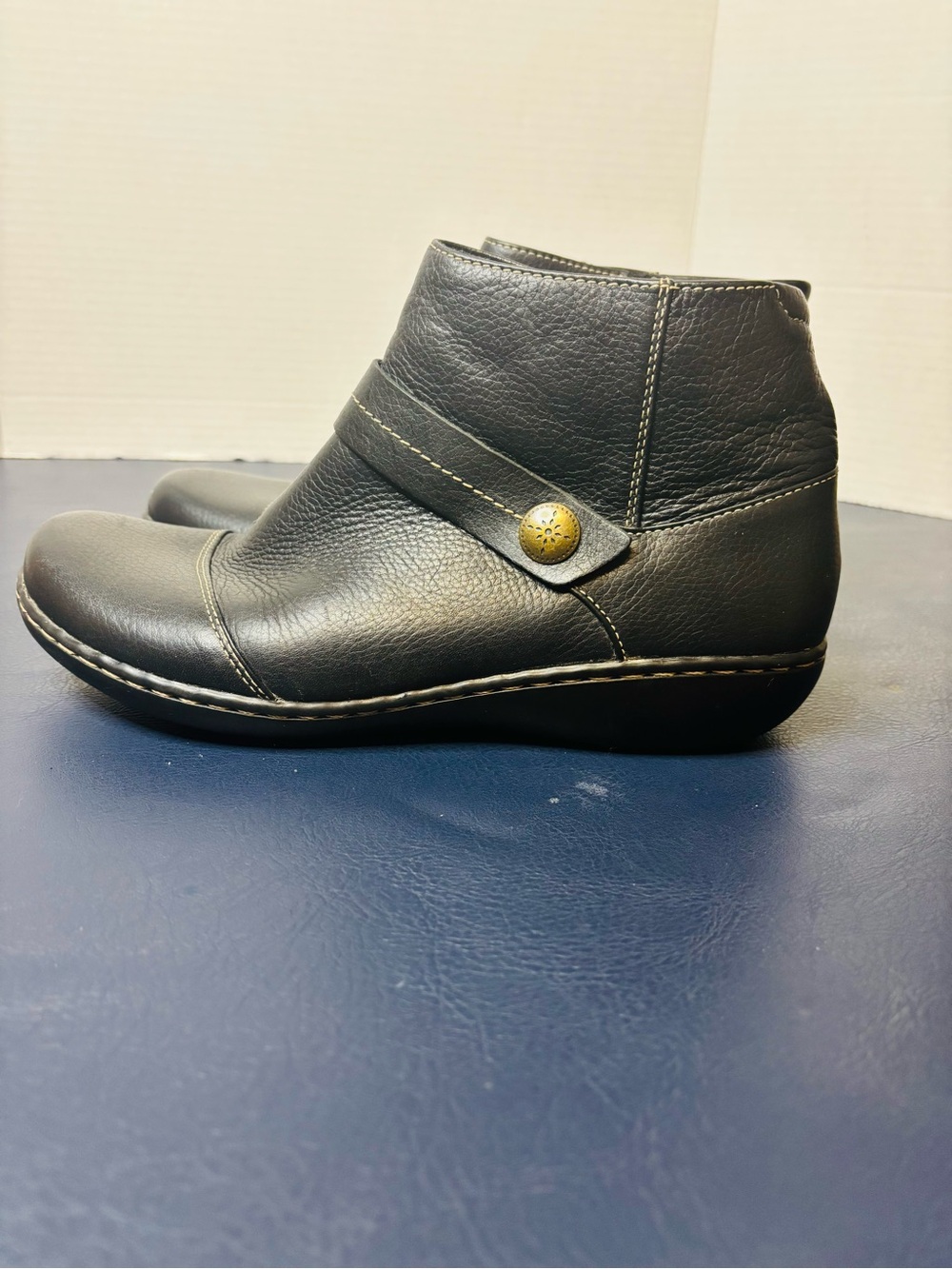Clarks Ashland Pine women’s black leather ankle boots sz 9 side zippers
